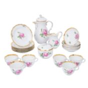 MEISSEN Kaffeeservice 'Rote Rose' für 6 Personen. Überwiegend aus der Pfeifferzeit von 1924-1934.