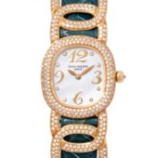 PATEK PHILIPPE feine und elegante Ellipse d'Or "MOP Diamonds" Damenuhr, Ref. 4832 Damenuhr. Full Set