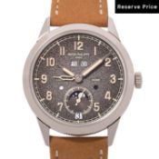PATEK PHILIPPE Complications "Annual Calendar Travel Time" Herrenuhr, Ref. 5326G-001. Full Set 2023.