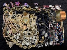 Collection of Costume Jewellery, compris
