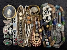 Collection of Costume Jewellery, compris
