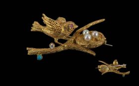 Ladies 18ct Gold Naturalistic Figural Novelty Bird Brooch - Gem Set. Depicts Young Bird on Branch