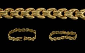 Ladies Pleasing Quality 9ct Gold Bracelet of Excellent Design and Warm Gold Colour. Marked 9ct.