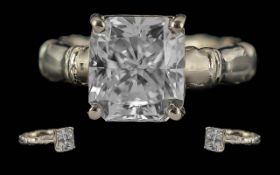 Ladies - Excellent 18ct White Gold Single Stone Diamond Set Ring.
