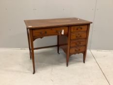 An Edwardian crossbanded mahogany kneehole desk, with moulded edge fitted one frieze drawer and four