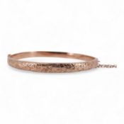 A George V part engraved 9ct gold hollow hinged bangle, Birmingham, 1911, interior diameter 57mm, 5.