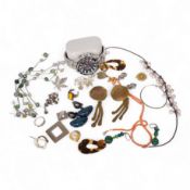 A small quantity of assorted mainly costume jewellery including a pair of malachite earrings and a g