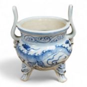 A Chinese blue and white ‘dragon’ censer, 12cm wide