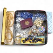 A small quantity of assorted costume jewellery.
