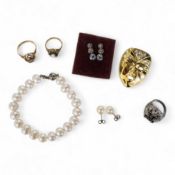 A collection of jewels, comprising: an opal and sapphire cluster ring and a citrine ring in 9ct