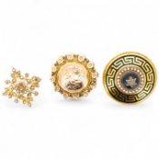 Three brooches, comprising: a Victorian circular brooch centring on a cabochon onyx set with a