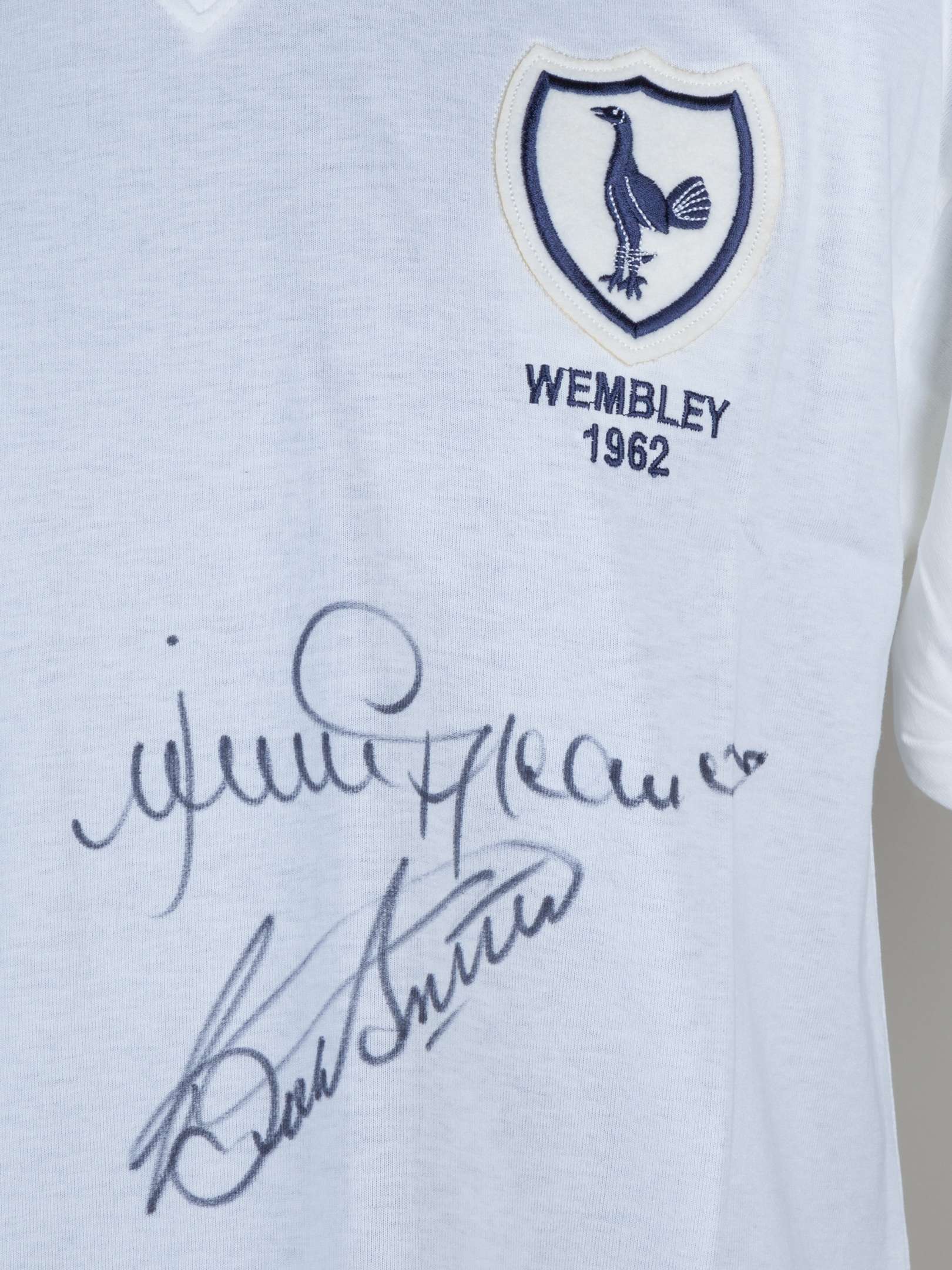 A white Tottenham Hotspur Jimmy Greaves and Bobby Smith autographed replica shirt&nbsp; - Image 3 of 4