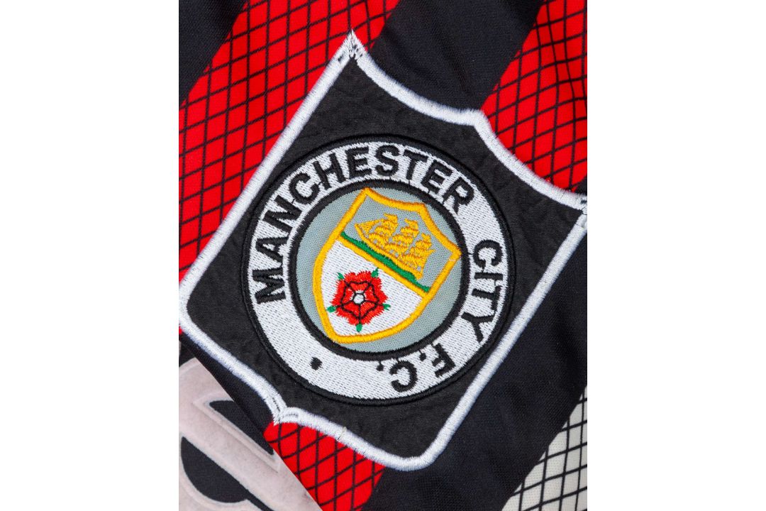 Nicky Sumberbee black and red No.16 Manchester City match worn long-sleeved shirt, 1995-96 - Image 4 of 4