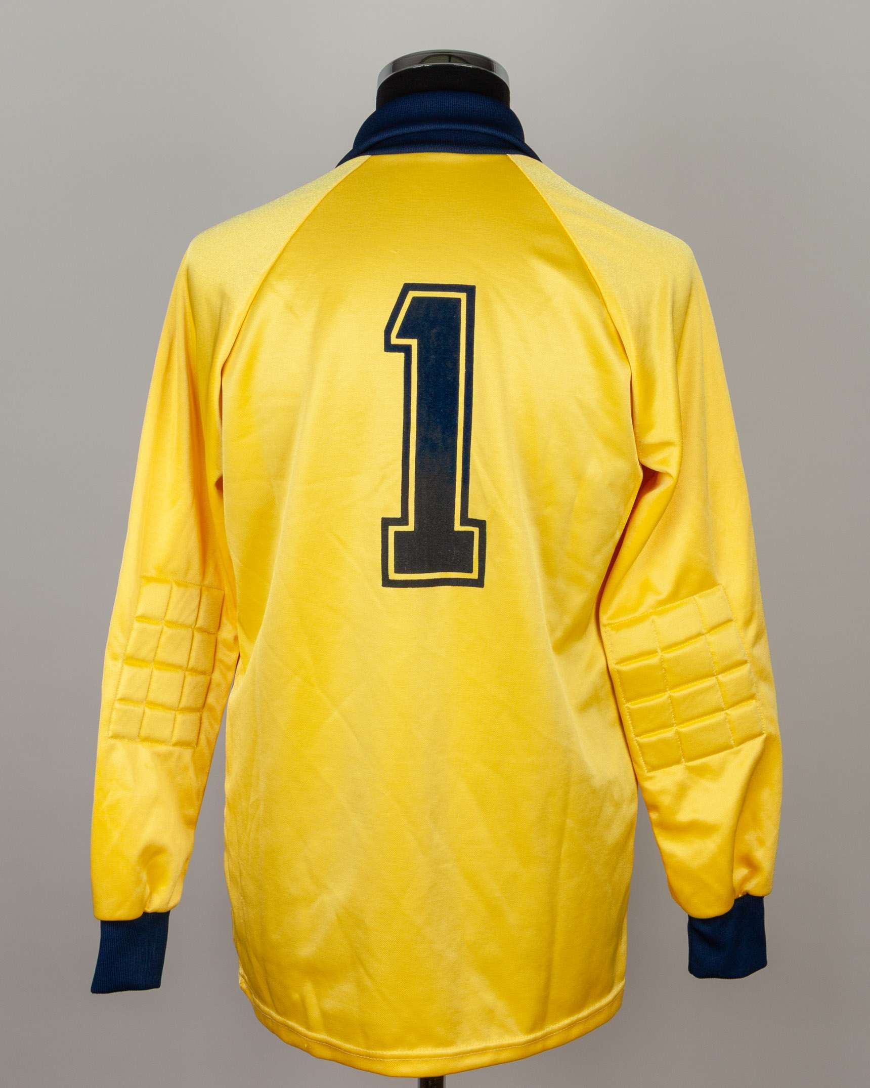 Billy Thomson yellow and blue No.1 Scotland goalkeepers shirt, 1981 - Image 2 of 5