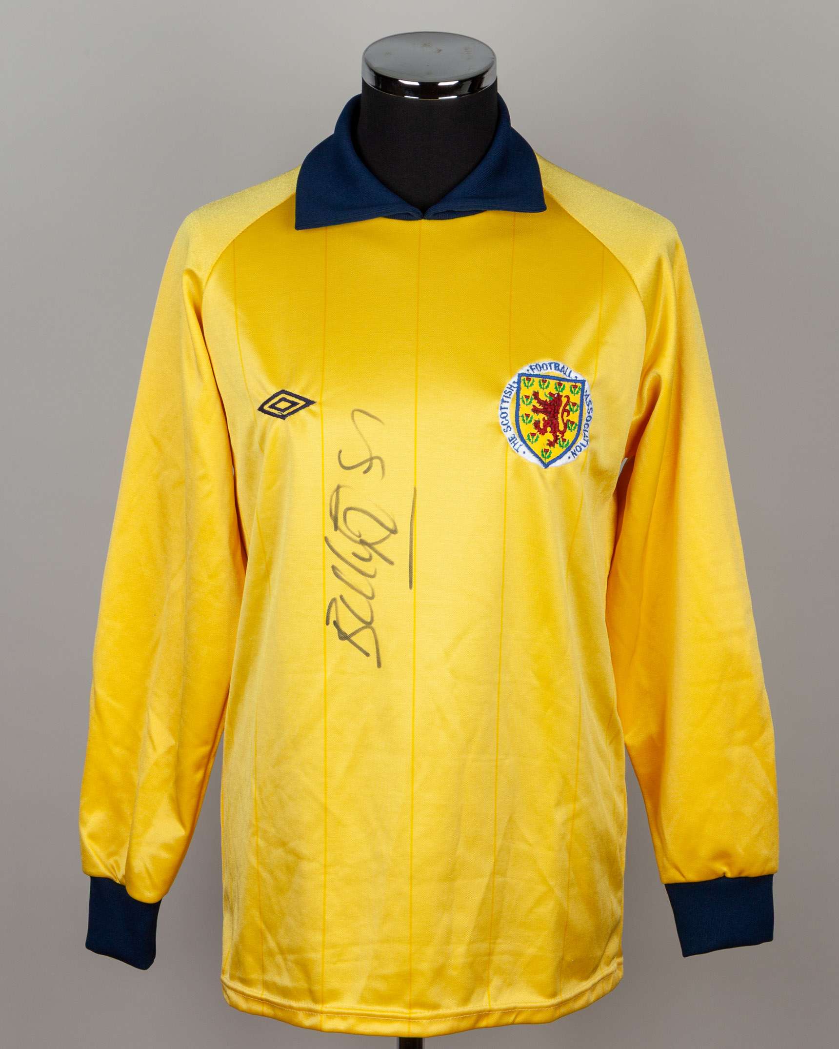 Billy Thomson No.12 signed Scotland FA 1981