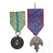 Zwei Medaillen, China, 1930er Jahre