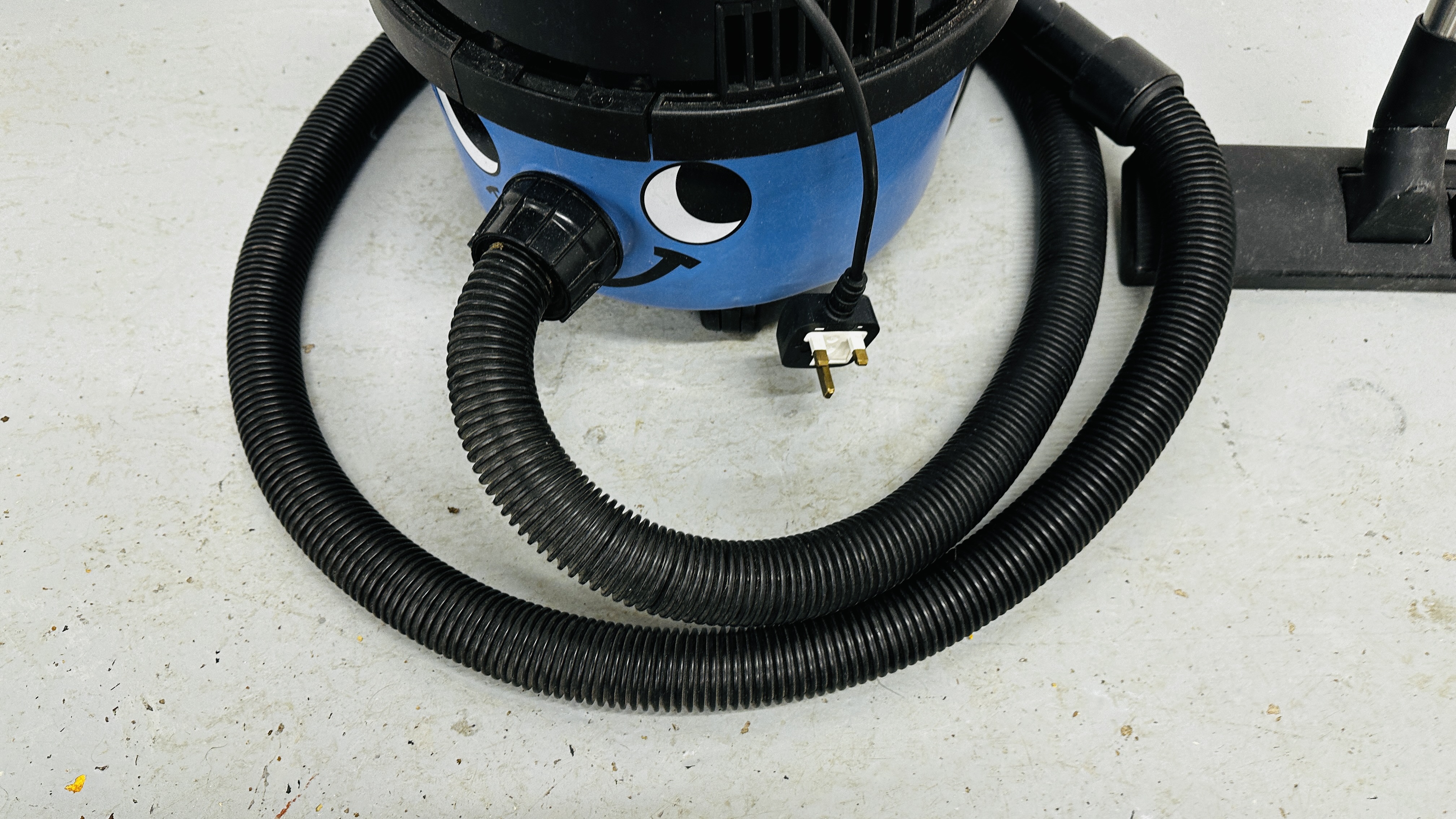 A NUMATIC HENRY VACUUM CLEANER - SOLD AS SEEN. - Image 4 of 6
