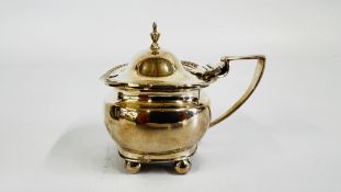 AN ANTIQUE SILVER MUSTARD POT WITH BLUE GLASS LINER (UNRELATED), LONDON ASSAY, RUBBED MARKS, W 8CM,