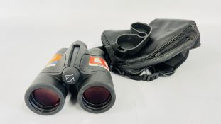 A PAIR OF 8 X 40B ZEISS RUBBER COATED BIRD WATCHING BINOCULARS.
