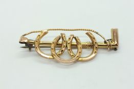 A 9CT GOLD VICTORIAN EQUESTRIAN BAR BROOCH.