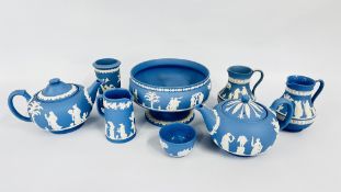 A MODERN GROUP OF WEDGEWOOD BLUE JASPER WARE TO INCLUDE A FOOTED BOWL,