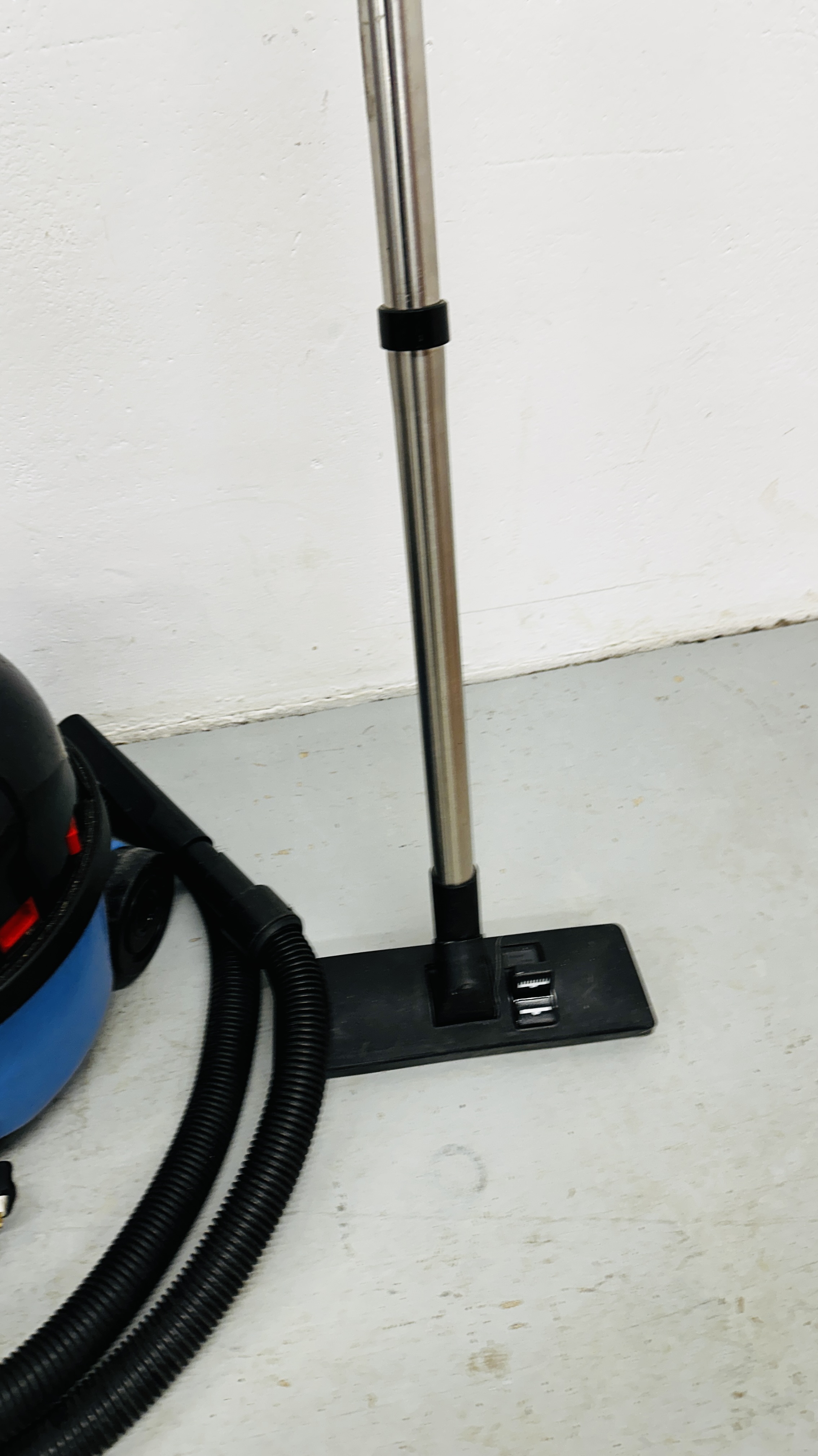 A NUMATIC HENRY VACUUM CLEANER - SOLD AS SEEN. - Image 5 of 6