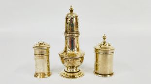 THREE VINTAGE SILVER PEPPER POTS TO INCLUDE A CHESTER 1909,