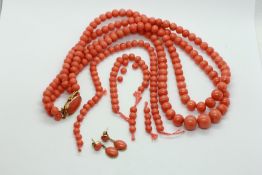 A DOUBLE STRAND CORAL BEADED NECKLACE WITH UNMARKED YELLOW METAL CLASP ALONG WITH BRACELET AND DROP