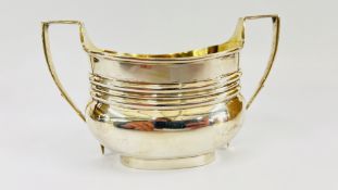 AN ANTIQUE SOLID SILVER TWO HANDLED SUGAR BOWL WITH A GILT INTERIOR, LONDON 1918, MAKER E.B.S.