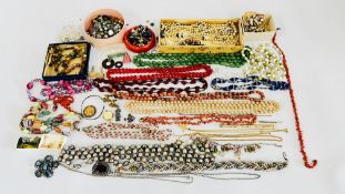 A BOX OF ASSORTED VINTAGE COSTUME JEWELLERY TO INCLUDE BEADED NECKLACES AND VINTAGE BROOCHES ETC.