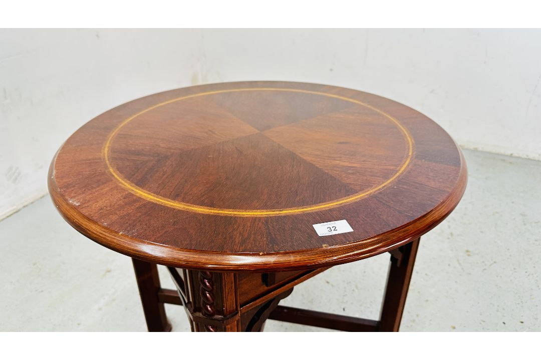 A REPRODUCTION MAHOGANY FINISH SINGLE DRAWER LAMP TABLE WITH CIRCULAR TOP DIAMETER 63CM HEIGHT 56CM. - Image 6 of 8