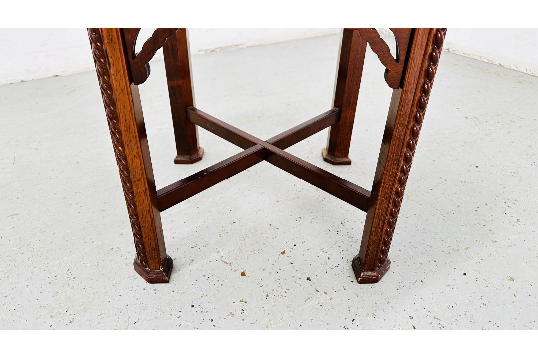 A REPRODUCTION MAHOGANY FINISH SINGLE DRAWER LAMP TABLE WITH CIRCULAR TOP DIAMETER 63CM HEIGHT 56CM. - Image 3 of 8