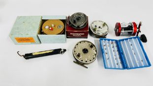 A GROUP OF FISHING REELS AND FISHING ACCESSORIES TO INCLUDE FLIES, ABU AMBASSADEUR 7000,