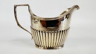 A SOLID SILVER CREAM/MILK JUG, LONDON 1925, MAKER R. PRINGLE & SONS H 7.5CM.