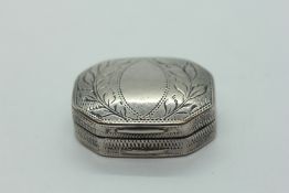 AN ANTIQUE SILVER ENGRAVED VINAIGRETTE WITH GILT INTERIOR, BIRMINGHAM ASSAY (RUBBED MAKERS MARK) 2.