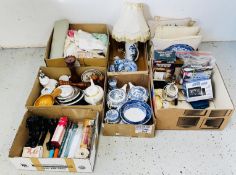 A GROUP OF BLUE AND WHITE CHINA TO INCLUDE COPELAND SPODE BOWL A/F, WILLOW PATTERN TEAPOTS,