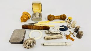 A GROUP OF VINTAGE NEEDLEWORK ACCESSORIES TO INCLUDE TURNED WOODEN NEEDLE CASES AND A THIMBLE CASE