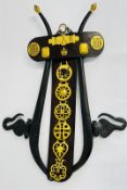 A VINTAGE HEAVY HORSE COLLAR AND VARIOUS HORSE BRASSES H 88CM.