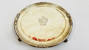 A HEAVY ANTIQUE SOLID SILVER SALVER WITH AN ELABORATELY ENGRAVED CRES/ ARMORIAL, LONDON 1830,