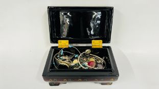 A BLACK LACQUERED JEWELLERY BOX CONTAINING AN ASSORTMENT OF MAINLY SILVER JEWELLERY INCLUDING