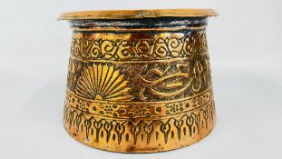 A DECORATIVE VINTAGE PERSIAN STYLE COPPER FINISH POT H 19CM & DIAM 28.5CM.
