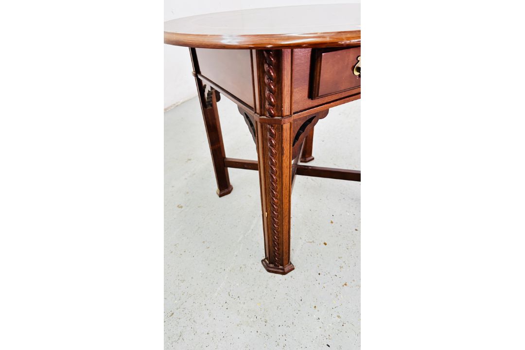 A REPRODUCTION MAHOGANY FINISH SINGLE DRAWER LAMP TABLE WITH CIRCULAR TOP DIAMETER 63CM HEIGHT 56CM. - Image 4 of 8