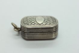 AN ANTIQUE SILVER PENDANT VINAIGRETTE WITH GILT INTERIOR, BIRMINGHAM 1803, MAKER C.B. 2.2 X 1.