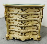 A SMALL REPRODUCTION CONTINENTAL CREAM FINISH SERPENTINE FRONTED FIVE DRAWER CHEST WITH GILT DETAIL.