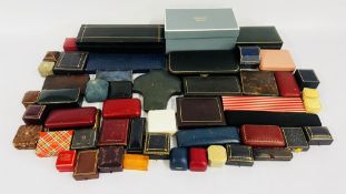 A BOX CONTAINING A COLLECTION OF JEWELLERY BOXES TO INCLUDE MANY VINTAGE EXAMPLES AND TWO 