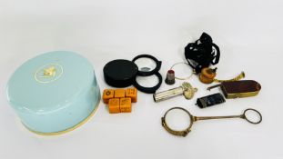 A GROUP OF VINTAGE COLLECTIBLES TO INCLUDE MAGNIFYING GLASS, MINIATURE NOVELTY TAPE MEASURE,