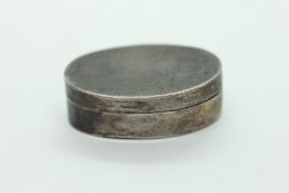 A PLAIN OVAL ANTIQUE SILVER VINAIGRETTE WITH GILT INTERIOR, BIRMINGHAM ASSAY, RUBBED MARKS 3.