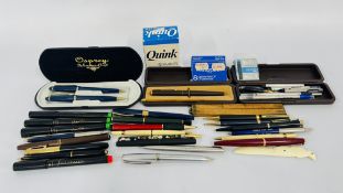 A TRAY OF ASSORTED PENS AND PENCILS TO INCLUDE A CASED SET MARKED OSPREY, PARKER, SHEAFFER ETC.