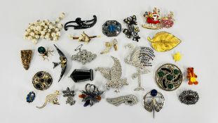 A COLLECTION OF APPROX 26 BROOCHES & CLIPS TO INCLUDE ART DECO & MIRADE EXAMPLES ETC.