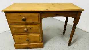 A WAXED PINE SINGLE PEDESTAL THREE DRAWER DRESSING TABLE / DESK W 110CM D 43CM H 76CM.